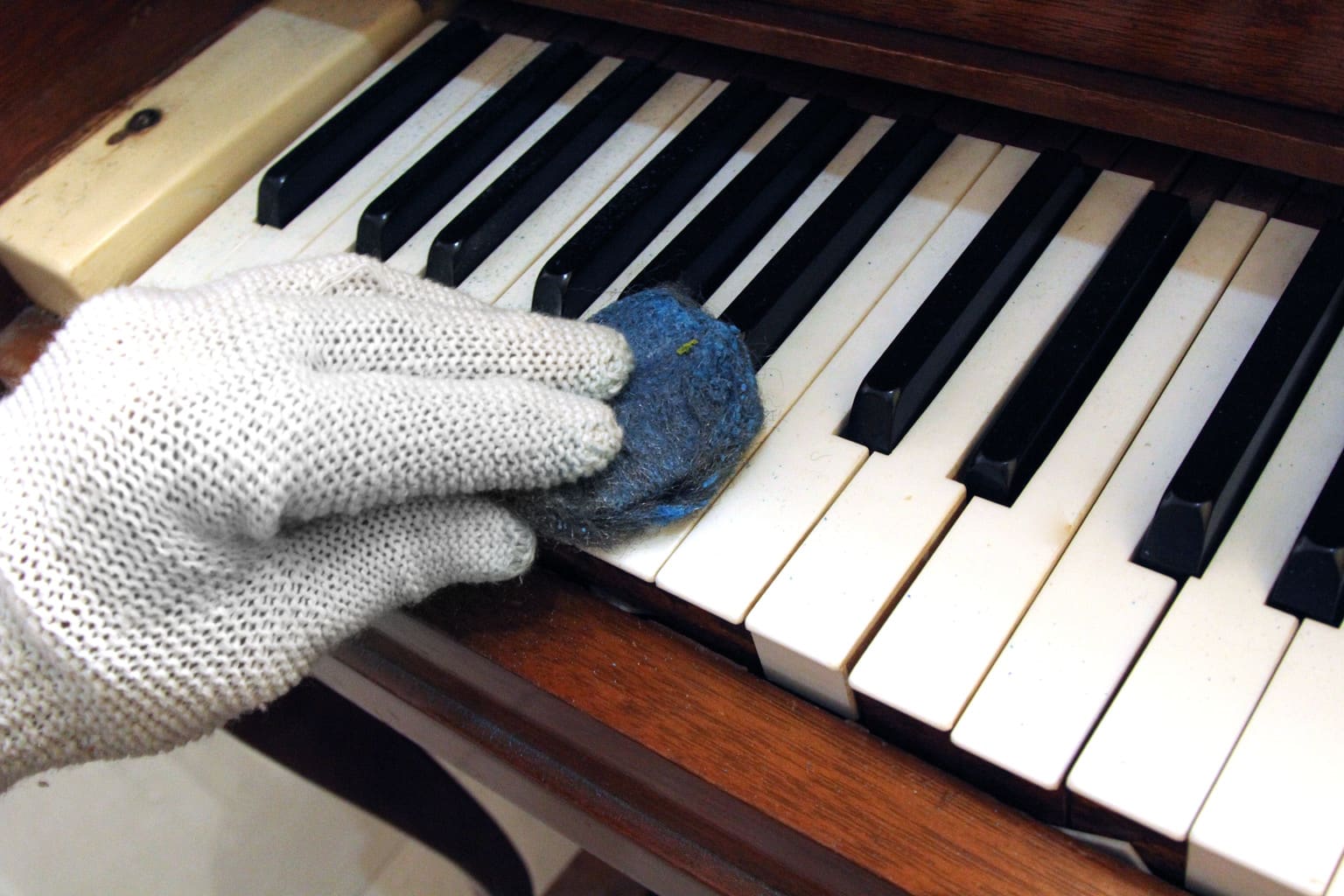  تمیز کردن کلیدهای پیانو