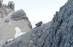 (تصاویر) نفس گیرترین و دلهره‌آورترین کلبۀ کوهستانی جهان