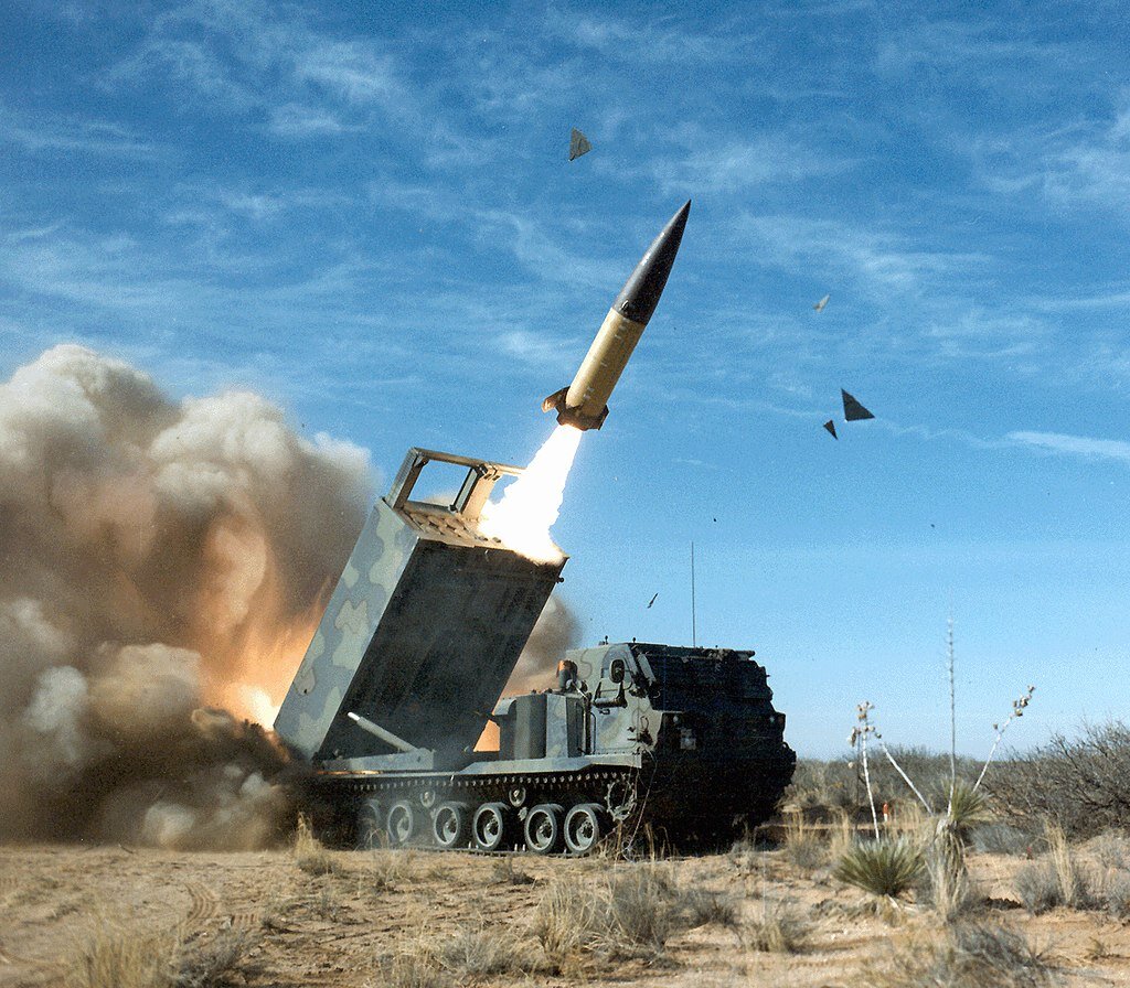 شلیک موشک از راکت‌انداز چندگانه ام‌۲۷۰