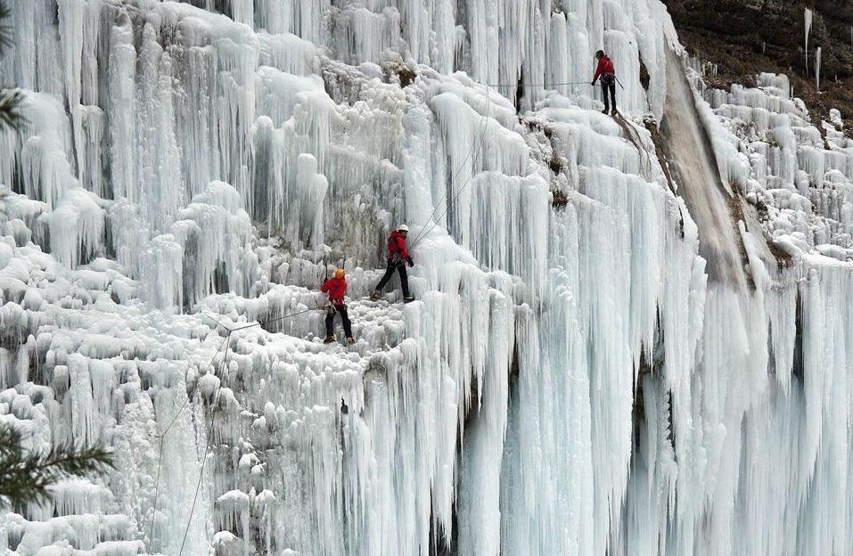 آبشار یخی