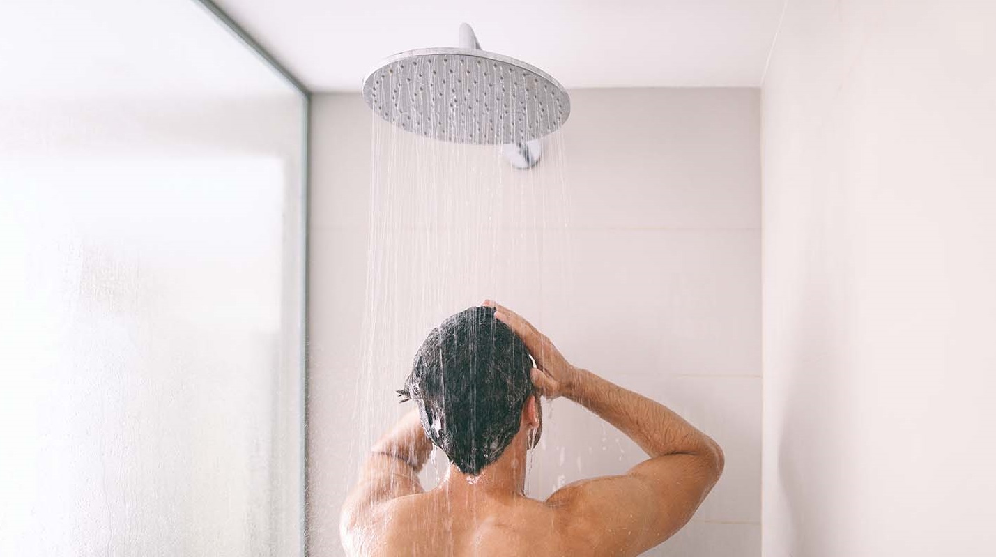 اگه اهل شنا و استخری؛ با این 8 روش از ریزش مو در برابر کلر آب استخر جلوگیری کن!