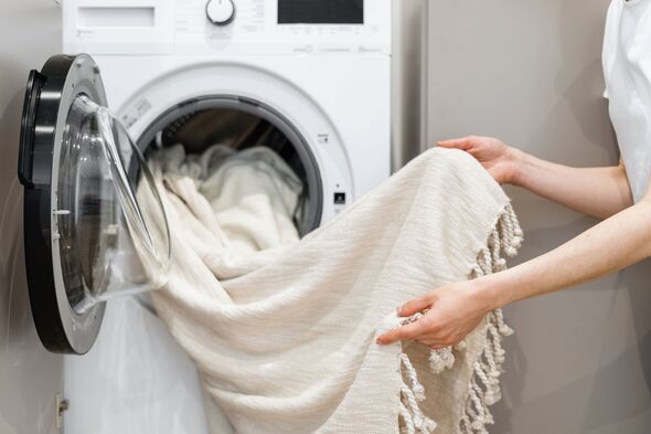 5 ترفند ساده و جالب برای شستن پرده در خانه