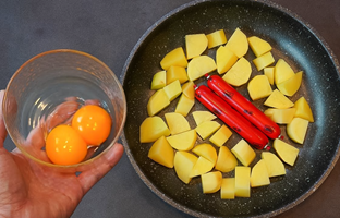 (ویدئو) با 2تا سیب زمینی، 2تا تخم مرغ و سوسیس این غذای خوشمزه رو درست کن