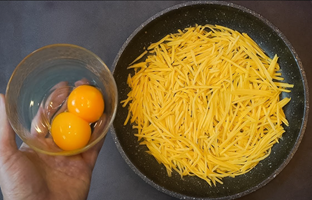 (ویدئو) اگه 2تا سیب زمینی، یه هویج و یه تخم مرغ تو یخچال داری این غذای خوشمزه رو درست کن