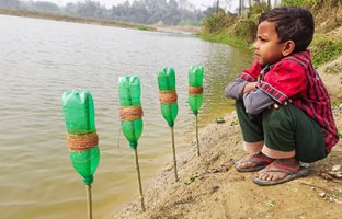 (ویدئو) تکنیک جالب پسرک 5 ساله هندی برای صید ماهی از رودخانه با قلاب