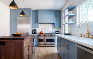 7 ترفند نورپردازی برای بزرگتر نشان دادن آشپزخانه های کوچک