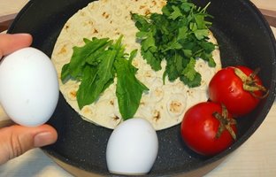(ویدئو) اگه 2 تا تخم مرغ و 2تا گوجه داری املت درست نکن، این غذای متفاوت رو درست کن