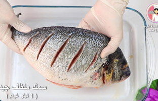 (ویدئو) طریقه کباب کردن ماهی در فر بدون خشک شدن و انتشار بوی ماهی در خانه