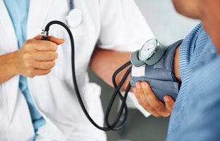 دلایل فشار خون بالا چیست؟ زمینه‌ها، علائم و انواع درمان خانگی 