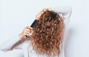 اگر می خواهید بدون استفاده از حرارت، موهایتان فر شود این 9 کار را انجام دهید
