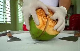 (ویدئو) فرآیند تماشایی تهیه بستنی رولی با نارگیل تازه توسط استاد تایلندی