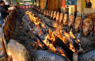 (ویدئو) غذای خیابانی در عراق؛ ماهی کپور کبابی زغالی به سبک آشپز خیابانی مشهور