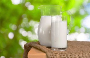 ناشتا شیر نخورید ؛ ۷ خطر بالقوه نوشیدن شیر گاو با معده خالی