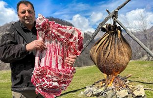 (ویدئو) پخت دنده گاو درون پوست روی زغال به روش آشپز روستایی آذربایجانی 