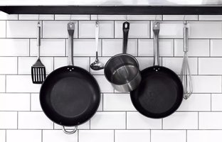 9 ترفند کاربردی برای چیدمان قابلمه و تابه در آشپزخانه