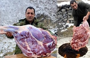 (ویدئو) روش هوشمندانه آشپز روستایی آذربایجانی برای کباب کردن 20 کیلو گوشت 