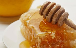 چگونه عسل طبیعی و اصل را از غیراصل تشخیص دهیم؟ عسل طبیعی شکرک می زند؟