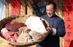(ویدئو) نحوه پخت یک غذای سنتی با دل، جگر و سیرابی بره توسط آشپز روستایی چینی