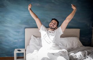 چگونه هر روز شاد و پر انرژی از خواب بیدار شویم؟ بهترین راهکارها برای سحرخیزی